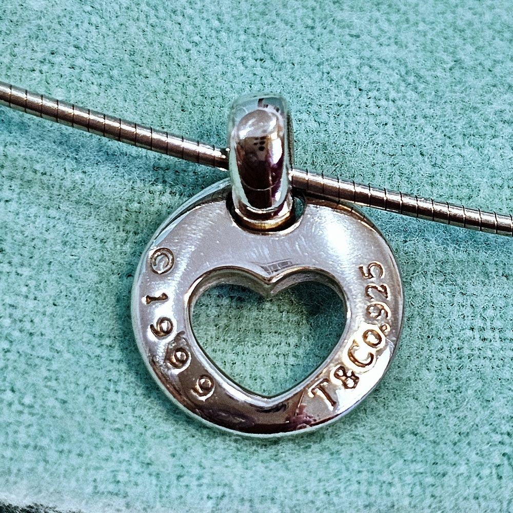 💘Tiffany & Co. Heart Circle 1999 Stencil Cut-Out Necklace in 925 STER Silver✨️